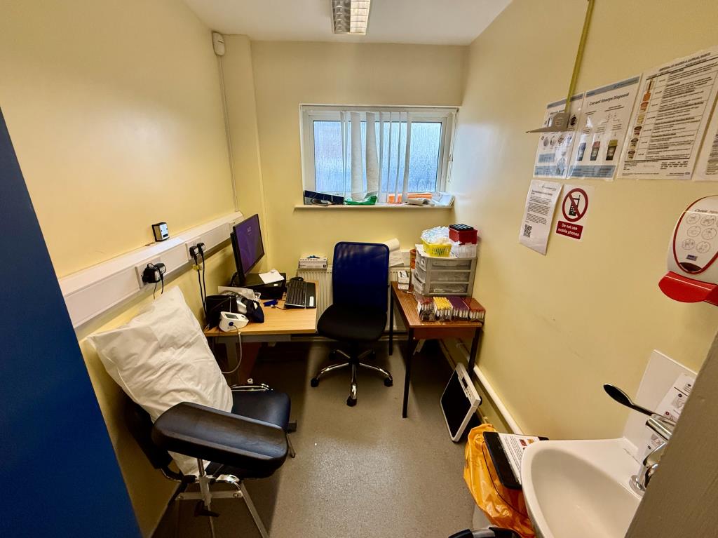 Lot: 58 - DOCTORS SURGERY WITH VACANT UPPER PARTS OFFERING POTENTIAL - Room three